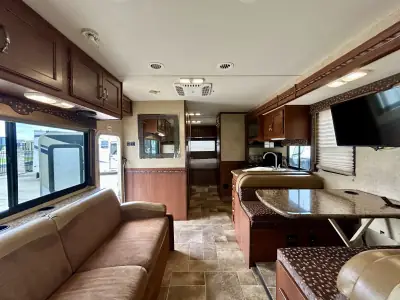 2015 Thor Motor Coach Freedom Elite 28H photo 7