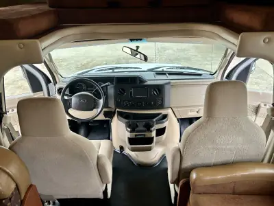 2015 Thor Motor Coach Freedom Elite 28H photo 24