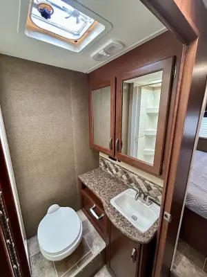 2015 Thor Motor Coach Freedom Elite 28H photo 15