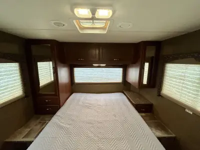2015 Thor Motor Coach Freedom Elite 28H photo 19
