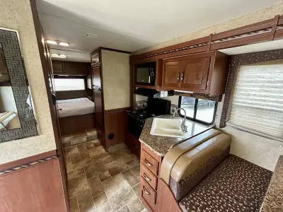 2015 Thor Motor Coach Freedom Elite 28H photo 13