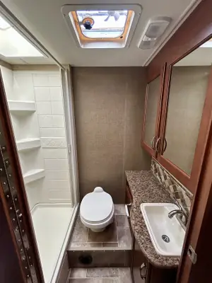 2015 Thor Motor Coach Freedom Elite 28H photo 14