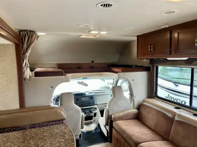 2015 Thor Motor Coach Freedom Elite 28H photo 18