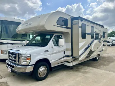 2015 Thor Motor Coach Freedom Elite 28H photo 2