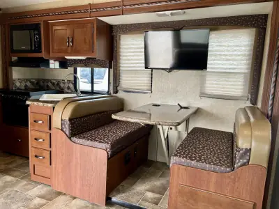 2015 Thor Motor Coach Freedom Elite 28H photo 11