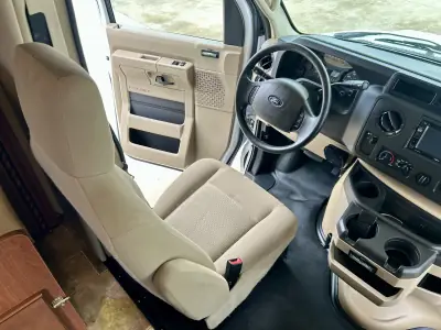 2015 Thor Motor Coach Freedom Elite 28H photo 25