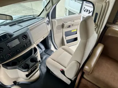 2015 Thor Motor Coach Freedom Elite 28H photo 26
