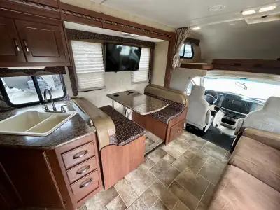2015 Thor Motor Coach Freedom Elite 28H photo 9