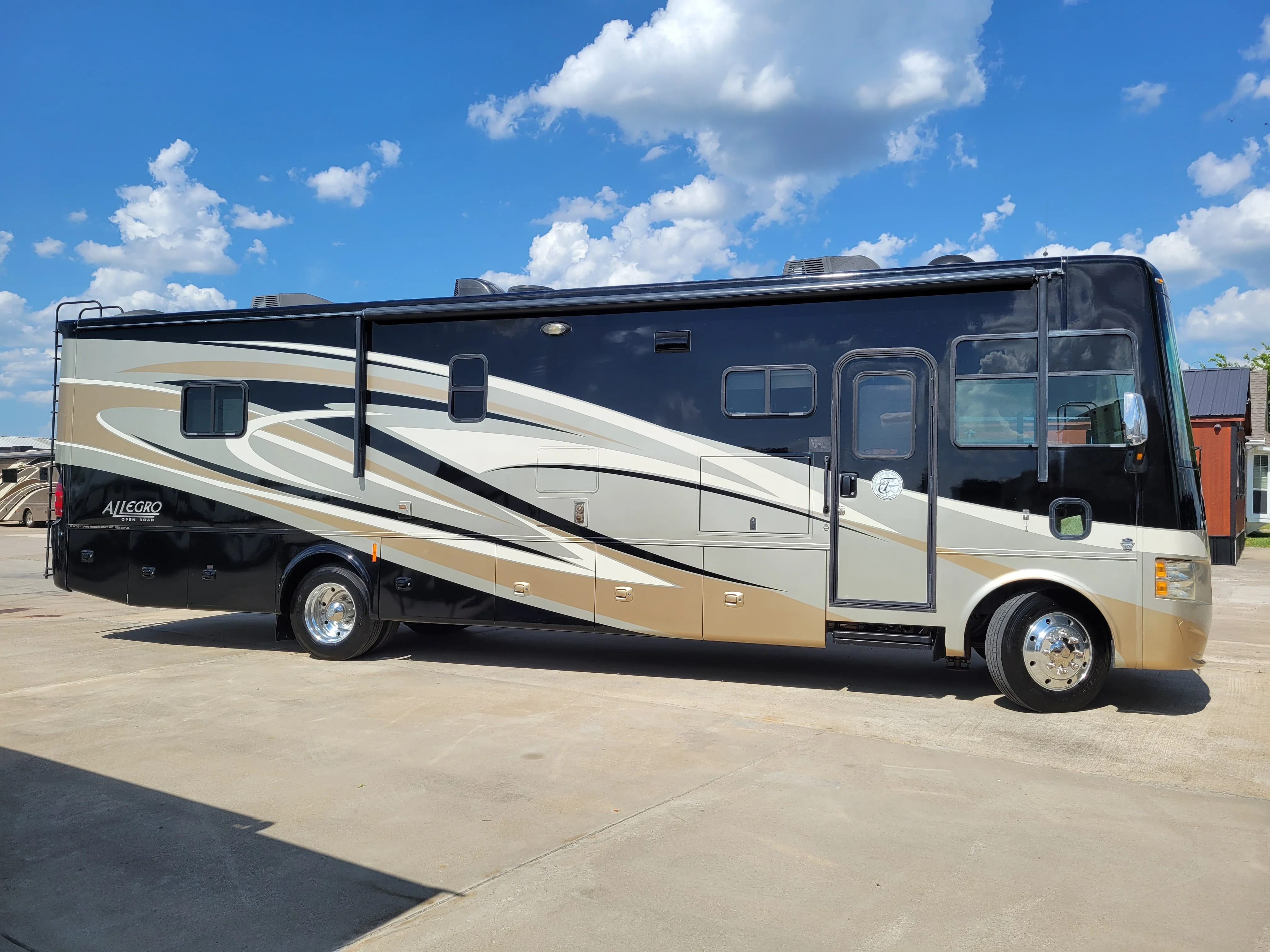 2014 Tiffin Motorhomes Allegro 36 LA exterior