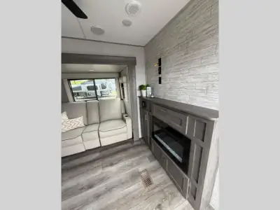 2025 Coachmen Catalina Destination Series 40BHTS2Q photo 8