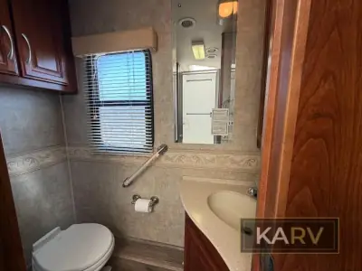 2006 Fleetwood Discovery 39S photo 32