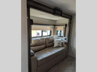 2018 Keystone Montana 3950BR photo 12