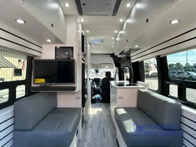 2026 Pleasure-Way Ontour 2.2 AWD photo 11