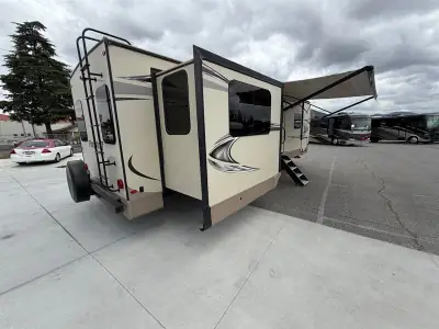 2019 Forest River Flagstaff Lite 27RLWS photo 6