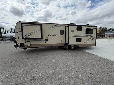 2019 Forest River Flagstaff Lite 27RLWS photo 4