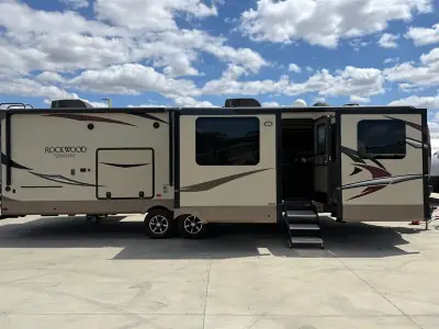 2018 Forest River Rockwood Signature 8324BS-W photo 4