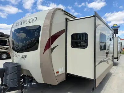 2018 Forest River Rockwood Signature 8324BS-W photo 3