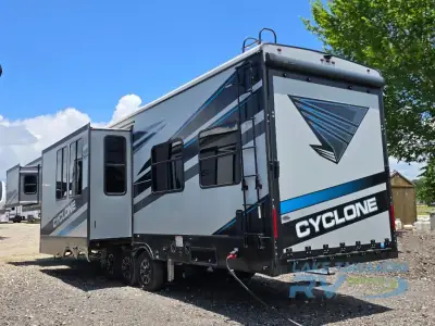 2022 Heartland Cyclone 4007 photo 4