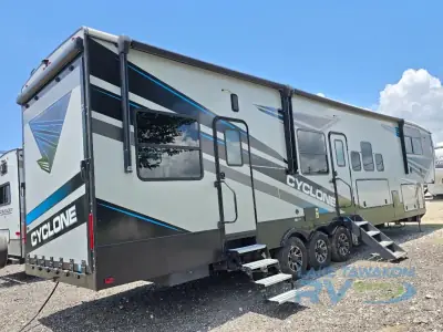 2022 Heartland Cyclone 4007 photo 5