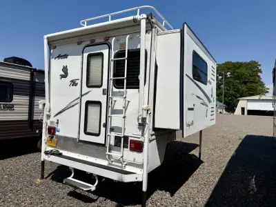 2005 Arctic Fox 990 photo 4