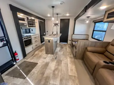 2025 Palomino Puma 32BHFS photo 18