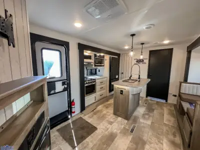 2025 Palomino Puma 32BHFS photo 19