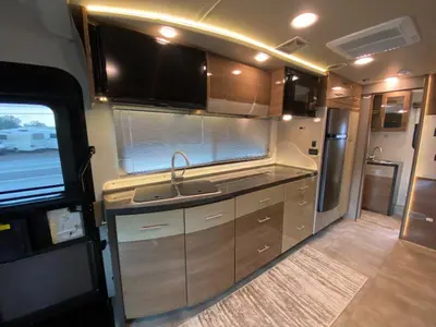 2015 Itasca Navion photo 18