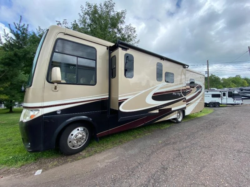 2017 Newmar Bay Star exterior