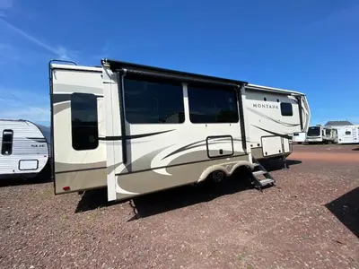 2018 Keystone Montana photo 9