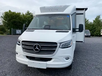 New 2027 Leisure Travel Unity U24CB