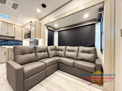 2025 Grand Design Influence photo 6