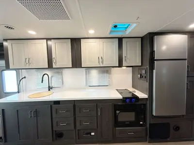 2027 Winnebago Suncruiser photo 44