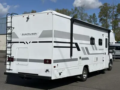 2027 Winnebago Suncruiser photo 9