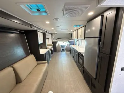 2027 Winnebago Suncruiser photo 43