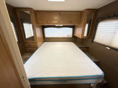 2015 Thor Motor Coach Four Winds photo 38