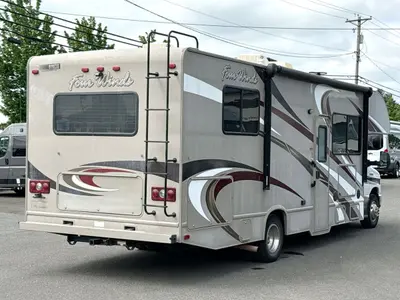 2015 Thor Motor Coach Four Winds photo 9