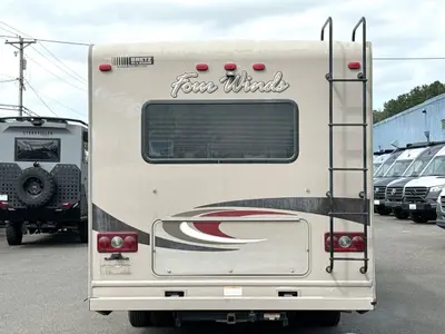 2015 Thor Motor Coach Four Winds photo 8