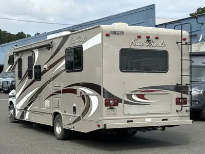 2015 Thor Motor Coach Four Winds photo 7