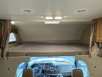 2015 Thor Motor Coach Four Winds photo 42