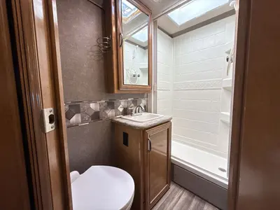 2017 Thor Motor Coach Quantum photo 36