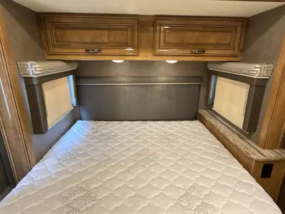 2017 Thor Motor Coach Quantum photo 35