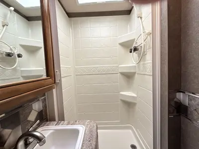 2017 Thor Motor Coach Quantum photo 37