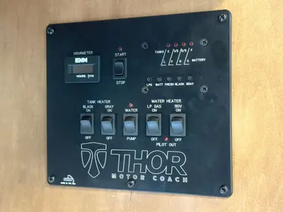 2017 Thor Motor Coach Quantum photo 25