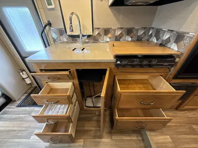 2017 Thor Motor Coach Quantum photo 45