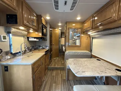 2017 Thor Motor Coach Quantum photo 41