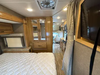 2017 Thor Motor Coach Quantum photo 42