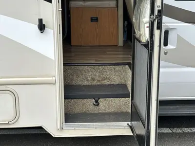 2017 Thor Motor Coach Quantum photo 18