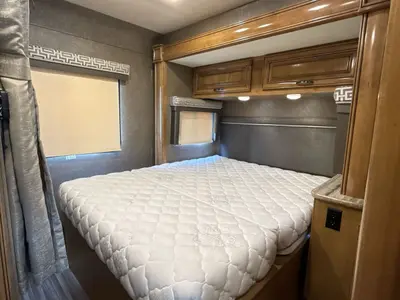 2017 Thor Motor Coach Quantum photo 34