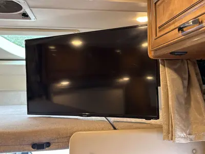 2017 Thor Motor Coach Quantum photo 33