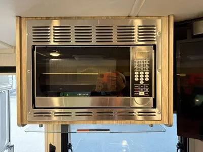 2025 Winnebago Navion photo 27